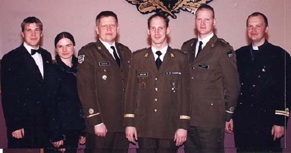 Fotol: Oleg Ivanov, Kersti Karuse, kapten Peeter Tali, major Raivo Tamm, kapten Avo Veske ja leitnant Roland Tõnisson.  - pics/2003/3674.jpg