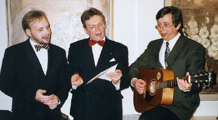 Toronto külalised õp. Arho Tuhkru, dr. Tarmo Kulmar ja õp. Joel Luhamets laulsid juubilaridele. Foto: Hannes Oja  - pics/2003/3737.jpg