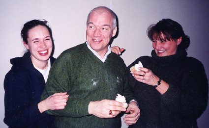 Merle Lilleoru, Ülo Isberg ja Tiia Sepmann tuletasid sõpradele meelde, et tasuks pühitseda enne paastu...  Foto: Riina Kindlam  - pics/2003/3741.jpg