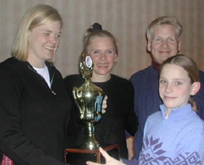 Virge Vinkmani nimelise mälestuskarika andsid üle tema õed Ulla, Aiki ja vend Victor parimale noorsuusatajale Kirsten Hanthole. <br> - pics/2003/3756_3.jpg