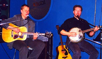 Linnateatri näitlejatest lauluduo Jaan Tätte ja Marko Matvere Toronto<br>Eesti Maja kõrtsi kütmas.<br> - pics/2003/3993_1.jpg
