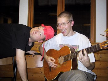 Vennad ja sagedased kaasesinejad, nii muusikaloojad kui -esitajad Urmas ja Matti Lepik Göteborgist. Foto: Tiina Jarvet - pics/2003/4277_5.jpg