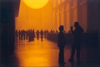 Islandlasest kunstniku Olafur Eliassoni päike ja tehisilm Tate Modern kunstimuuseumi massiivses turbiinisaalis Londonis, Inglismaal. Foto: Riina Kindlam - pics/2003/5457.jpg
