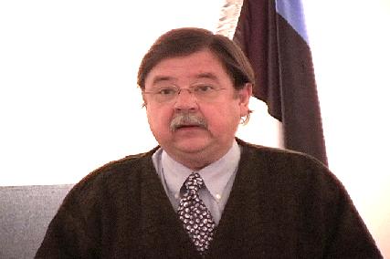 Valimiskomisjoni esimees Ruho Paluoja avab uue EKN koosseisu esimese istungi - pics/2003/EKN1.jpg