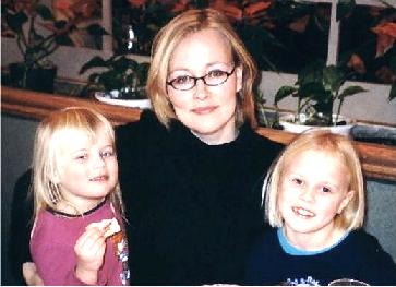 Ene Timmusk koos tütarde Kirke (vas.) ja Mariga. Foto perearhiivist - pics/2003/ENE.jpg
