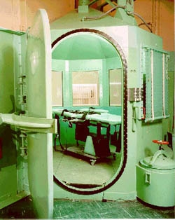 Kamber, kus San Quentini vanglas Californias viiakse täide surmanuhtlusi mürgisüstiga.<br>Foto: California vanglate amet - pics/2003/KAMBER.jpg