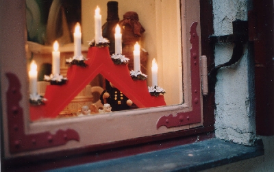 Advendiküünlad valgustavad Saiakangi Tallinna vanalinnas. Rootsis tehtud küünlad on eestlased omaks võtnud. Need säravad kõikjal Põhjamaade korterite ja kontorite akendel. Foto: Riina Kindlam - pics/2003/KOLMNURK1.jpg
