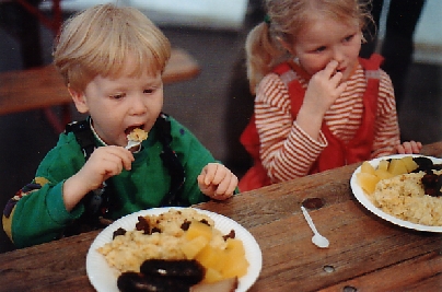 Vend ja õde 3-aastane Ott ja kohe kuueseks saav Tiiu Palumäe naudivad Tallinnas pühadeküllust verivorstide ja mulgikapsaste näol. Foto: Riina Kindlam - pics/2003/LAADALAPSED.jpg