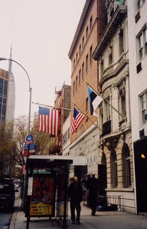 NYi Eesti Maja fassad East 34-dal avenüül. Taustal paistab Empire State Building.<br> - pics/2003/NY102.jpg