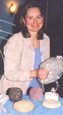 Piia Pretz tõi keraamilisi loomeid kaasa Seattle'ist.<br> - pics/2003/NY103.jpg