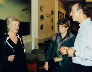 Luuletajad Urve Karuks Torontost ja Liisu Mikiver Washington D.C.st vestlevad teadustaja Raivo Otsmaniga Atlantast.<br> - pics/2003/NY106.jpg