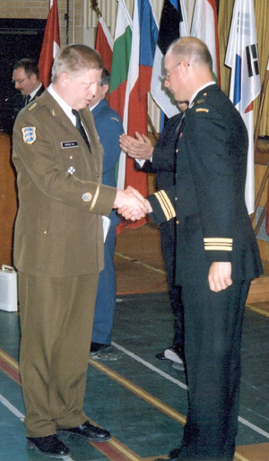 Kaitsejõudude peastaabi avalike suhtete teenistuse ülemat kapten Peeter Talit õnnitleb keelekursuse lõpetamise puhul Bordeni baasi keelekooli komandant major R. Dal Bello.  - pics/2003/OHV.jpg