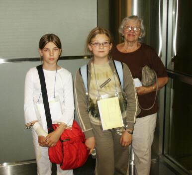 Vasakult paremale Stella Reino, Diana Liis Kross, LydiaAruvald Toronto lennuväljal. F. Priit Aruvald - pics/2003/P9200.jpg
