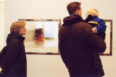Dagmar, Andres ja väike Juhan Loorits imetlevad Osvald Timmase akvarelle<br>Tartu Kunstimajas. Torontost pärit Andres on juba 10 aastat tartlane. - pics/2003/REESTIS1.jpg