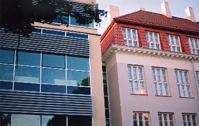 Uus ja vana – Tallinnas Raua tänavas asuva 21. Kooli remont ja juurdeehitus on seni Eesti kallim kooliremont, mis läks maksma üle 100 miljoni krooni. Pildil on näha klassiruumide, võimla ja ujulaga 2003. a. valminud uut osa ja 1923. aastal ehitatud algset hoonet. 2. oktoobril 2003 sai kool 100 aastaseks. Fotod: Riina Kindlam - pics/2004/21kool.jpg
