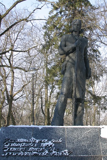 Lines written by Kristjan Jaak Peterson on the base of his statue in Tartu: Kas siis selle maa keel / laulutuules ei või / taevani tõustes üles / igavikku omale otsida? Can the language of this land / carried by the song of the wind / not rise up to heaven / and search for its place in eternity? Photo of Kristjan Jaak on his 203rd birthday (emakeelepäev), March 14, 2004, courtesy of Leida Lepik.  - pics/2004/6696_2.jpg