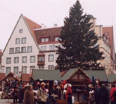 The Christmas tree in Tallinn’s Raekoja plats is once again surrounded by more intense merriment. The Christmas market returned as an annual tradition in 2001.<br> - pics/2004/8638_2.jpg