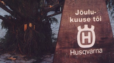 It used to be that raving pagans, members of a merchants’ brotherhood, woodsmen or vanaisa (Grandpa) fetched the tree from the forest. This year’s Christmas tree was “brought” to Tallinn’s Town Hall Square by a Swedish chainsaw named Husqvarna. Photos: Riina Kindlam - pics/2004/8638_3.jpg