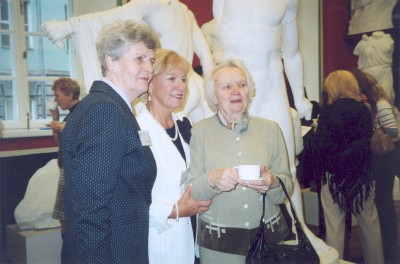 Professorid Kadri Gross (paremal), Helbe Sinimäe-Ambus ja Virve Kask<br>turgutavad end naistekliiniku juubelikonvernetsi vaheajal ülikooli kunstimuuseumis tassi kohviga. Foto: Tiina Sarv - pics/2004/8666.jpg
