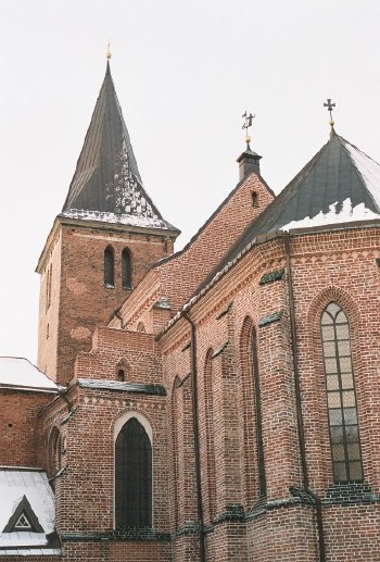 Tänavune jõuluõhtu jumalateenistus Tartu Jaani kirikus oli kahtlemata eriti soe ja särav. Eesti ühe uhkema ja kogu Euroopas ainulaadsete detailidega arhitektuuripärli, 1944. a. Nõukogude vägede pealetungi ajal puhkenud tulekahjus varemetesse jäänud pühakoja taastamine on väldanud enam kui 10 aastat. Nüüd on viimistlustööd lõpusirgel ja kiriku ametlik taasavamine toimub suvel Hansapäevade raames. Foto: Riina Kindlam - pics/2004/8717.jpg