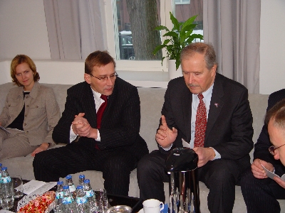 Eesti peaminister Juhan Patrs ja Soome Suursaadik Eestis Hr.Jaakko Blomberg - pics/2004/EURE.jpg