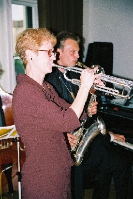Esiplaanis ametsit lahkuv suursaadik Riina Kionka trompetit mängimas - pics/2004/LETO7.jpg