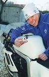  Tiiu Nurmberg võtmas kurvi Eesti koondise heledas dressis võistlustel Põhja-Ameerikas ja näitamas mootorrattal papinukuga, kuidas tuleb kihutades tuuletakistust vähendada.   - pics/2004/TIN6000.jpg