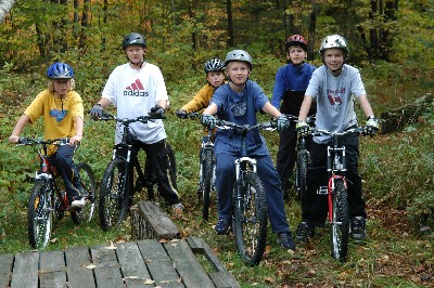 Ammukütid jalgratastel: Andres Kivi, Sass Põldma, Aleks Jõgi, Mihkel Põldma, Henno Einola ja Mihkel Kütti - pics/2004/amm2.jpg