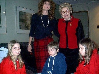 Ellen Irs tervitamas dr. Tiina Kirssi ja lapsi. - pics/2004/det041.jpg