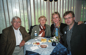 Baltimore’i eestlased (vasakult) Elmar Einberg, Laine Einberg, Linda Malmgren ja Christian Einberg on käinud igal ESTO-l. - pics/2004/estoml.gif