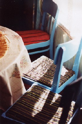 Sama pere talus Rootsikülas (Kihnus on kokku 4 küla) olid kringlitaignaga kaetud köögilaua ümber kördikattega toolid. Ega siis paksud villased kördiriide jupid kasutama jää. Neist tehakse näiteks kotte, taskuid (ka mobiiltelefonidele), nõelapatju ja toolikatteid. Fotololevatest kaks lähimat on tumesini-mustast leinakördiriidest, mida läbib ka kollane, roheline ja lilla. Kolmas tool aga hõõgub puna-roosast. Kuid kõiki, kaasaarvatud tumedaid leinakörte ääristatakse madarapunase paelaga, mis kaitseb kurja eest. Fotod: Riina Kindlam - pics/2004/kdd.jpg