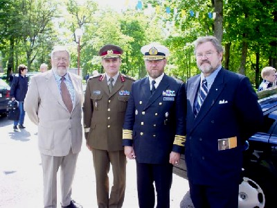 Laas Leivat, Kindralmajor Ants Laaneots, Viitseadmiral Tarmo Kõuts, Avo Kittask - pics/2004/kdd9.jpg