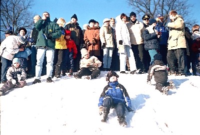 Kui palju mehi antud vabariigi aastapäeva ja vastlapäeva pühitsevast rahvahulgast Tallinna Harjumäel näevad oma 80-dat sünnipäeva? Foto: Riina Kindlam - pics/2004/marts13.jpg