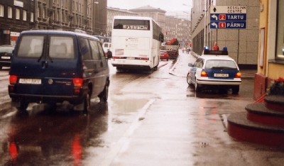 Politsei ei lubanud sõidukitel pöörata Narva mnt-lt Aedviljale, sest tema lõpus Karu juba ujus. Fotod: Riina Kindlam - pics/2004/padu8.jpg