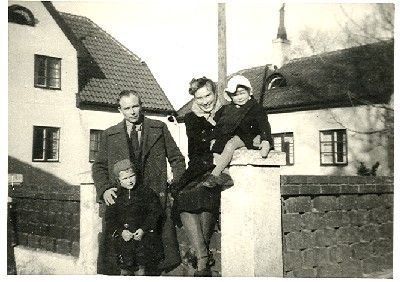 Kivilood Rootsis 1944 ema Aliide, isa Elmar, vend Peeter ja Ellen - pics/2004/pogen1.jpg