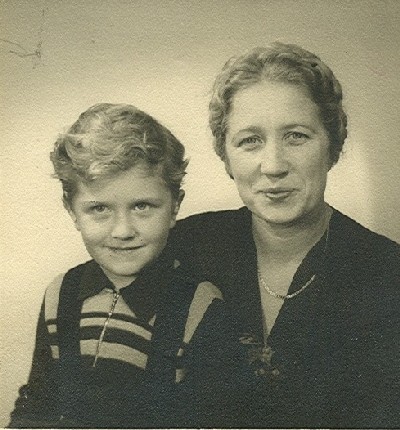 Laas koos ema Hellaga Rootsis 1945 - pics/2004/pogen2.jpg