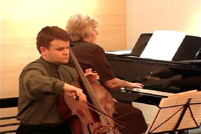 Muusikaelamuse pakkus tshellist Andre Pere, kes viibib täiendõppel Toronto konservatooriumis, klaveril Asta Ballstadt - pics/2004/tre25.jpg
