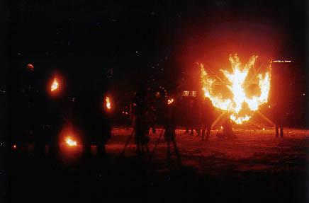 18.01 õhtul süüdati Tallinna sadamas, Admiraliteedi basseini äärsel lumisel väljal vanadest kuivanud jõulupuudest tehtud tuleskulptuurid. Neid oli meisterdanud kunstiüliõpilased kes maagilise muusika saatel oma loomeid ka tõrvikutega süütasid. Nii tehti Valgusefestivali raames ka Tartus ja mujal. <br> - pics/2004/tuleingel.jpg