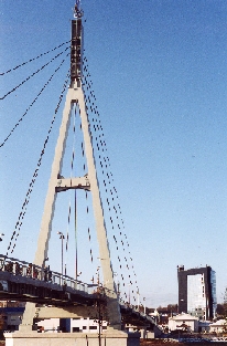 Uue silla taustal on näha kesklinna poolset Emajõe Ärikeskust mida tartlased Pläskuks nimetavad. - pics/2004/turusild1.jpg