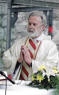 Igal varahommikul peab Eesti katoliku kiriku ainuke eestlasest preester Isa Vello kloostri kabelis missa. 
Foto: Marko Mumm  - pics/2004/vellosalo.jpg
