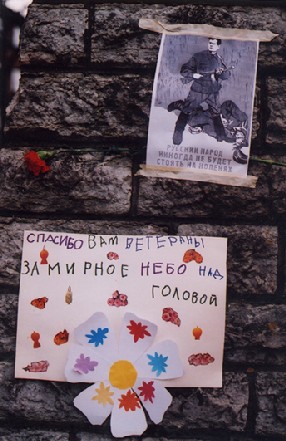 Agressioon ja lapsesüütus kõrvuti. Tõnismäe punaarmeelaste mälestusmärgile oli 9. mai “võidupühal” kleebitud nii trükitud leht sõnumiga “Vene rahvas ei lasku iial põlvili”, kui ka lapsekäega loodud sõnum “Aitäh teile veteranid rahuliku taeva eest pea kohal”. Fotod: Riina Kindlam - pics/2005/10056_3.jpg
