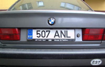 Piiri ületamiseks ja välismaale sõitmiseks on sõidukitel vaja EST märgistust. Enne oli selleks kleeps, nagu selle BMW kaitseraual (rahvasuus BMV ehk Bemar). Nüüd piisab uuest Euroopa Liidu märgistusega Eesti numbrimärgist, nagu juuresoleval pildil. Fotod: Riina Kindlam - pics/2005/10230_2.jpg