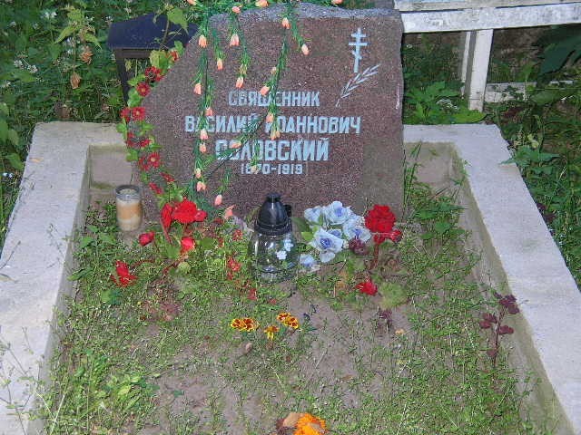 Saatse preestri Vassili haud, kelle kommunistid tapsid 1919. aastal ja kui venelased tagasi tulid 1940, viskasid nad tema hauale veel granaadi kah!      - pics/2005/10576_12.jpg