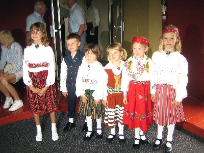 Youngsters in folk costume prior to the Rahvatantsupidu at LEP: From left to
  right- Erika Ullman (Montana - 8 yrs old), Karl (6 yrs old ) and sister Ingrid (5 yrs) Ruum from Vancouver, Alina Tork (Vancouver, 5 yrs of age), Anna Liisa Sepp (6 yrs.) from Portland and Annika Tork (7 yrs old).
  Photo: Liisa Ullman - pics/2005/10595_1.jpg