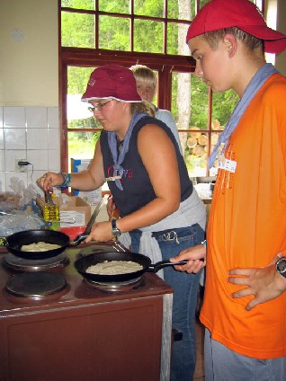 Eva Kütti näib sel pildil olevat peakoka ülesannetes, küpsetades pannkooke.       Foto: Peeter Hütt - pics/2005/10698_1.jpg