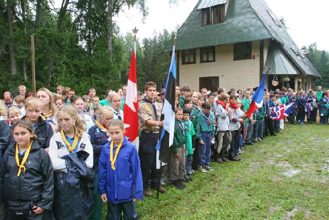 Hetk avatseremoonialt. Kanada lippu hoiab Eva Kütti ja Eesti lippu Nick Kazakoff.<br>       Foto: Peeter Hütt - pics/2005/10698_4.jpg