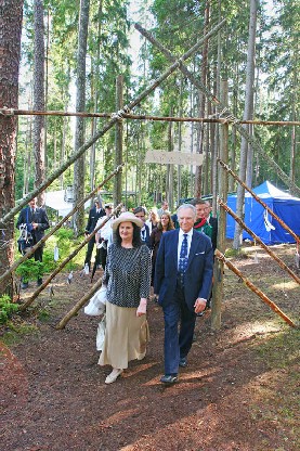 President Arnold Rüütel ja pr. Ingrid Rüütel sisenemas suurlaagri hundude all-laagrisse.<br>        Foto: Tauri Hütt. - pics/2005/10698_6.jpg