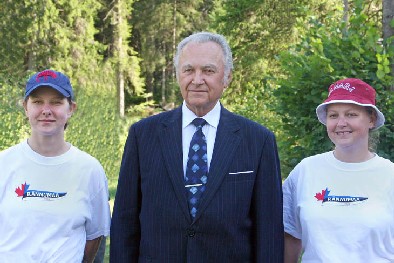 Heili Paluoja (vas.) ja Tiina Paluoja koos president Arnold Rüütliga.<br>      Foto: P. Hütt - pics/2005/10698_8.jpg