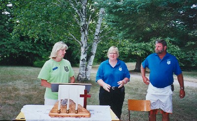 Jõekääru Suvekodu Seltsi esinaine Linda Karuks-Vaikla tutvustamas laagri<br> juhatajaid Linda Liiki ja Raimo Heyduckit. - pics/2005/10737_3.jpg