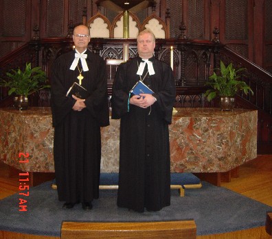 Õp. Kalle Kadakas (par.) oma esimesel jumalateenistusel Vana-Andrese kirikus koos peapiiskop Udo Petersooga.<br> Foto: T. Hiir - pics/2005/10938_1.jpg